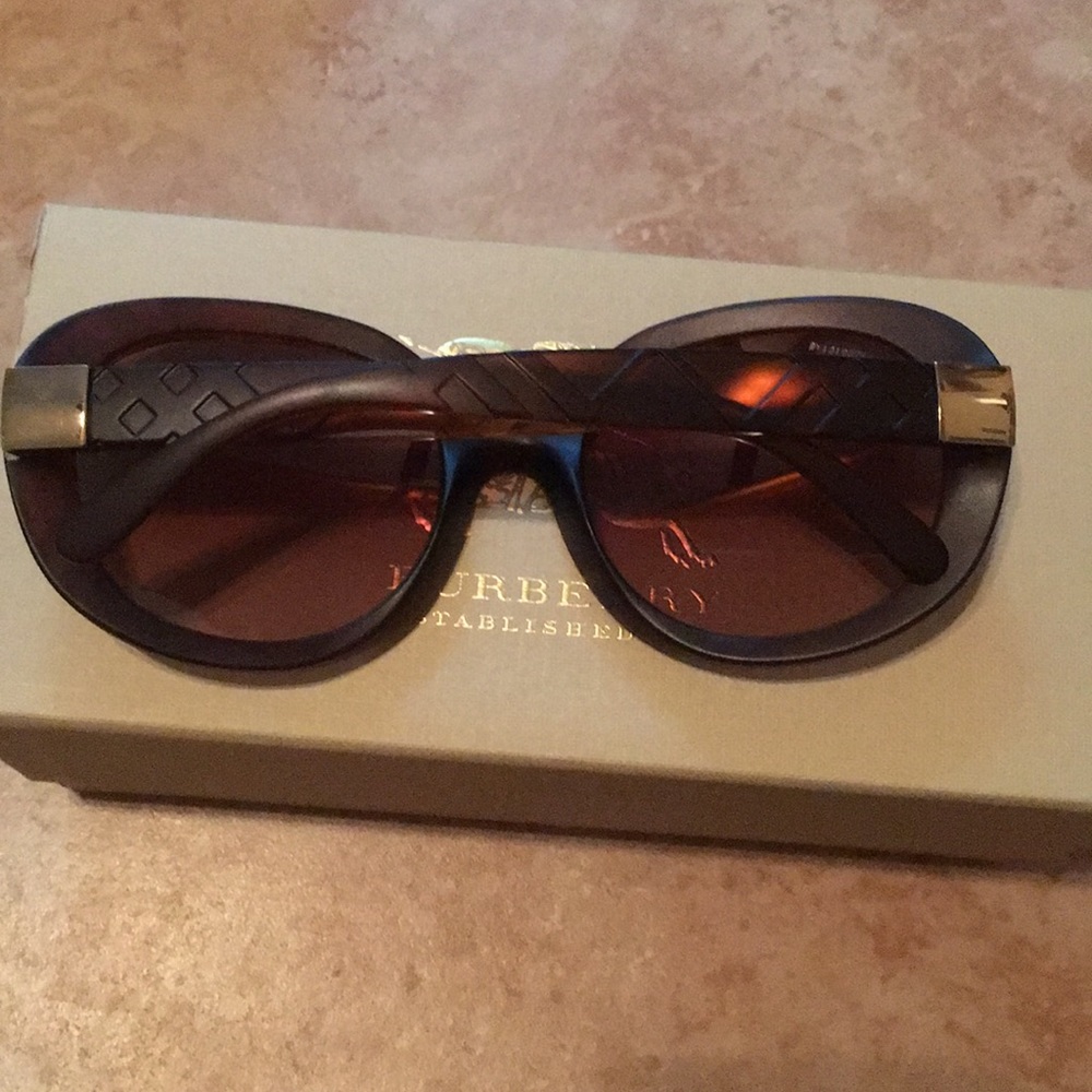 Burberry dark red sunglasses - Picture 6 of 13